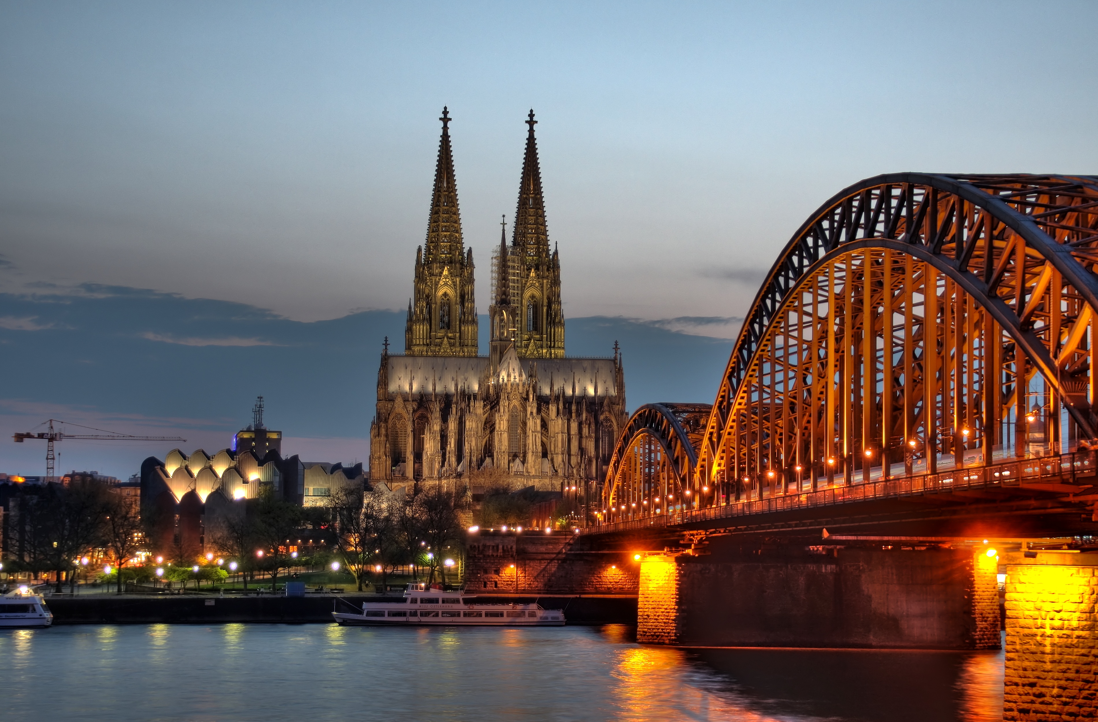 Kölner Dom und Hohenzollernbrücke in der Abenddämmerung