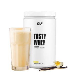 QLF Tasty Whey Protein Vanille mit Shake und Vanilleblüte, freigestelltes Produktfoto